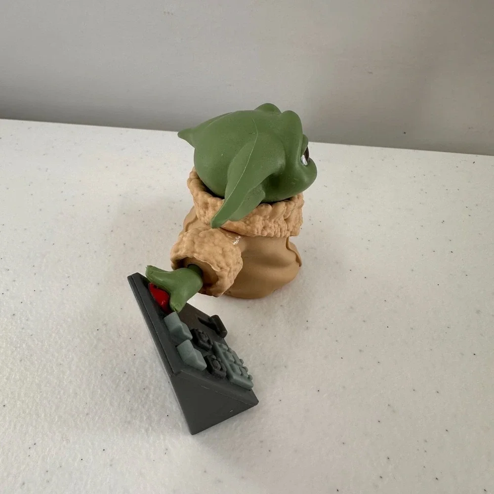 Hasbro grogu figurine